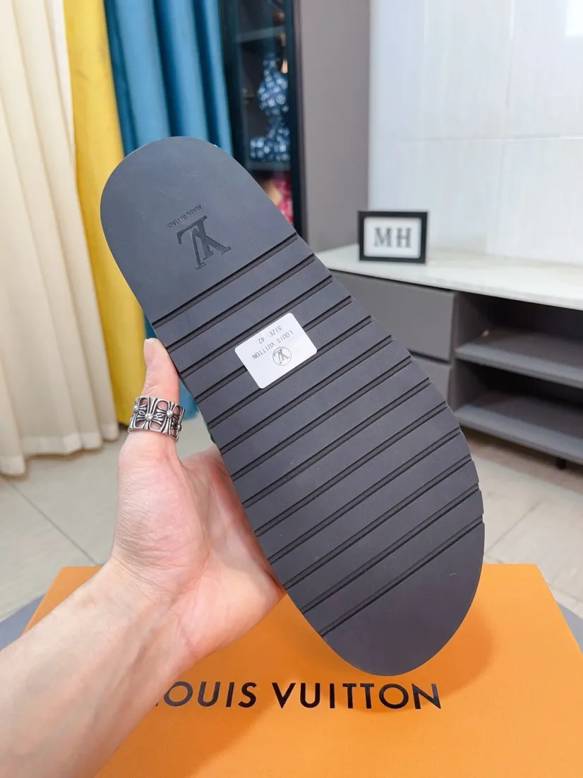 Men's shoes💰300🌹🌹【LV】Multi-color new men's slippers, original top-quality version, original special cowhide with pebbled embossing➕sheepskin on the inner and side, non-slip combination sole, more stable walking, more comfortable and lightweight, high-end and generous, size: 38~44